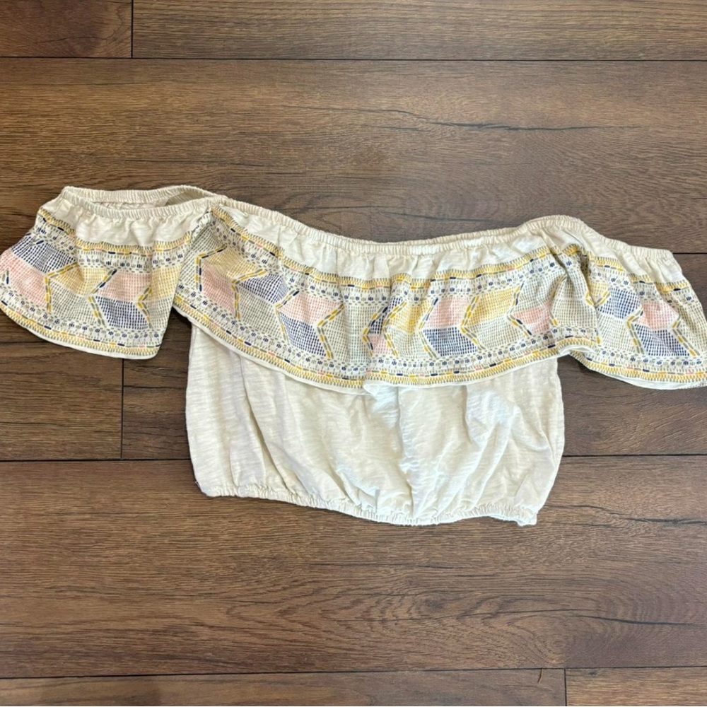 Ocean Drive off the shoulder cream crop blouse, Size medium.